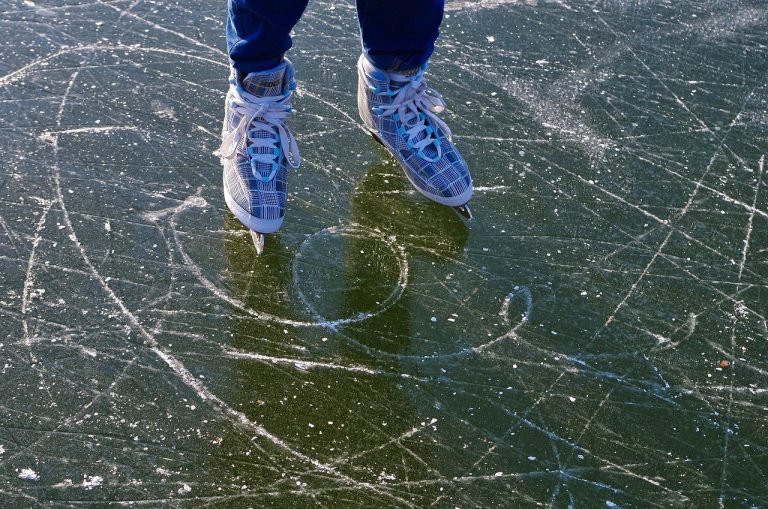 Over ons Sfeervolle ijsbaan Utrecht op Jaarbeursplein met schaatsers op het ijs tijdens winterseizoen