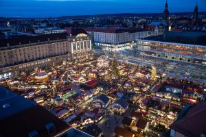 Beroemdheden Drukke rommelmarkt Venlo met kraampjes vol antieke spullen en handgemaakte kunstenaarscreaties