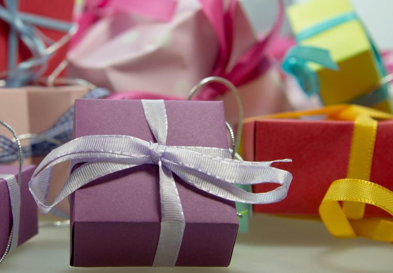 Visuele illustratie van de 5 geboden voor het creëren van een onvergetelijke cadeau-ervaring met presentatie en persoonlijke