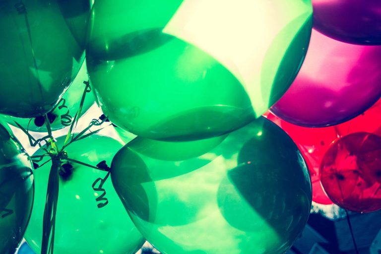 Over ons Kleurrijke feestdecoraties en must-have benodigdheden voor een geslaagd verjaardagsfeest met ballonnen en slingers