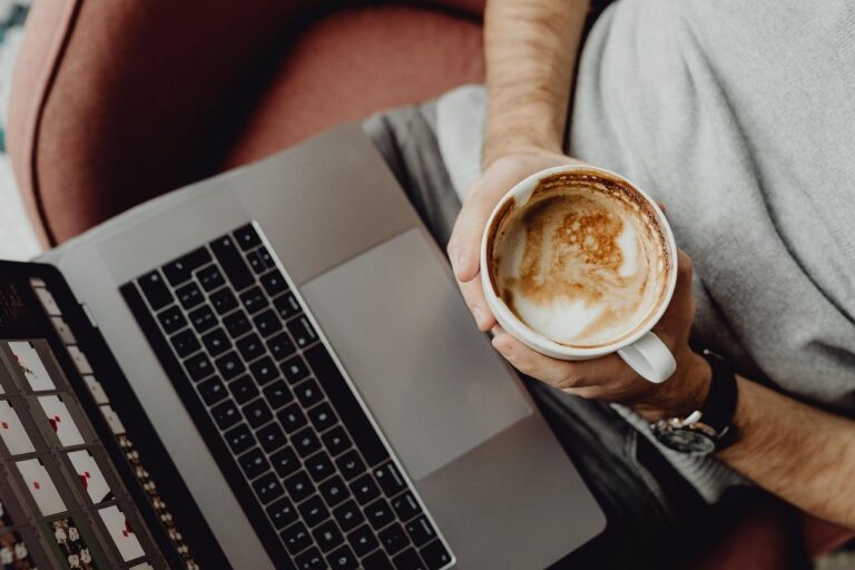 Home Laptop als vaste basis voor ontspanning en studie met scherm en toetsenbord in gebruik